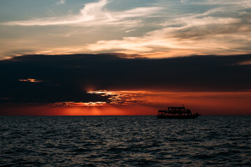 Fototapeta na wymiar カンボジアの夕焼けと船