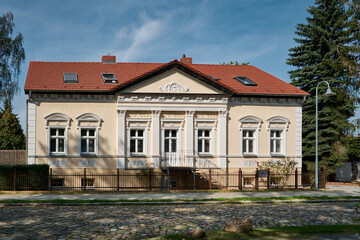 Fototapeta na wymiar Denkmalgeschütztes Neorenaissance-Wohnhaus in Michendorf, Teil eines ehemaligen Vierseithofs aus dem 18. Jahrhundert