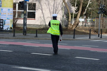 Policjant drogówki na patrolu w mieście.  © FotoDax