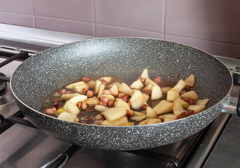 Spaghetti with bacon, apples and ginger
