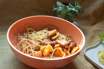Spaghetti with bacon, apples and ginger
