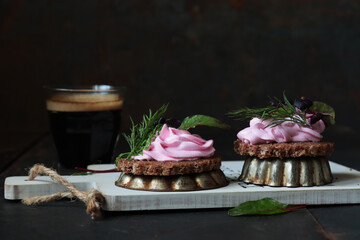 Canapees mit Rote Bete Frischkäsecreme, Dill und Rote Rettich Kresse