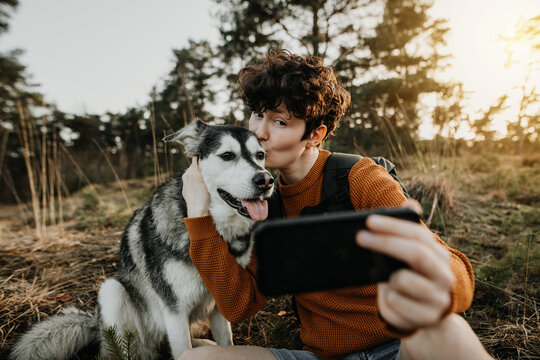 Junge Frau macht Selfie mit ihrem Hund 