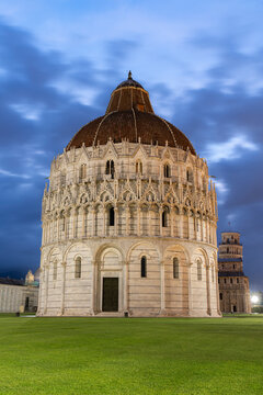 Front view of Pisa Baptistery of St. John at dusk, Piazza dei Miracoli (Piazza del Duomo), UNESCO World Heritage Site, Pisa, Tuscany, Italy, Europe