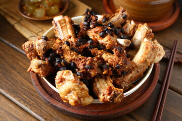 Steamed ribs with tempeh on wooden table