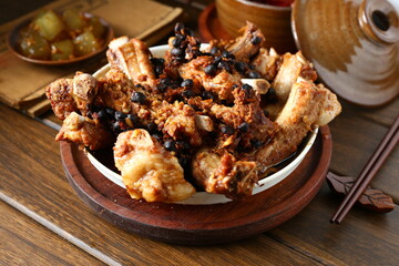 Steamed ribs with tempeh on wooden table