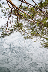 Abstraktes Eismuster auf gefrorenem See