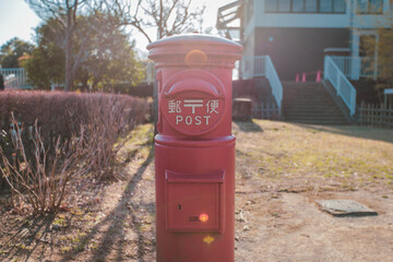 Fototapeta na wymiar red post box in the park