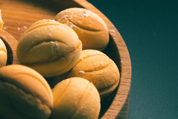 орешки со сгущенкой. 
nuts with condensed milk