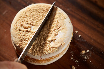 Cutting macaroons with a knife