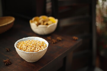 Kukurydza sucha w miseczce ceramicznej