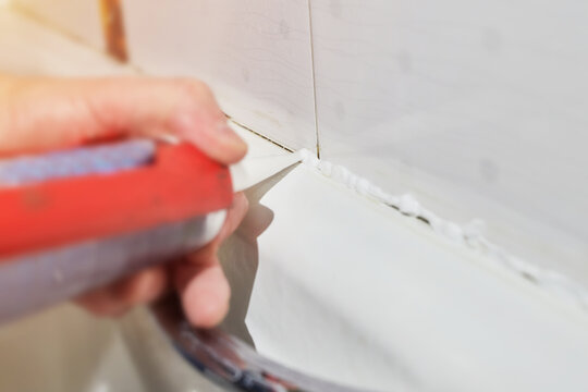 Silicone Pistol And Silicone Sealant In The Bathroom Glue Process