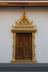 Fototapeta premium buddhist temple (wat phra kaeo) at the royal palace in bangkok (thailand) 
