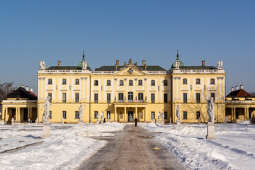 Fototapeta na wymiar Przedwiośnie w Ogrodach Pałacu Branickich w Białymstoku, Podlasie, Polska