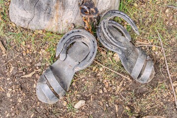 żelazne sandały wykonane ze starych końskich podków,  solidna robota kowala, buty na specjalną okazję