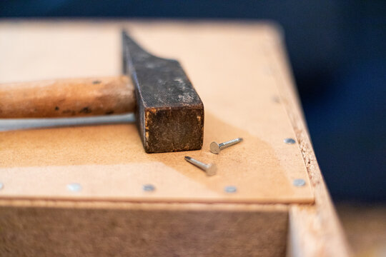 un martillo junto con clavos