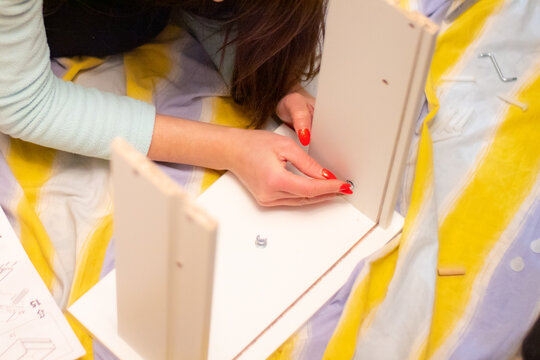 mujer montando mueble