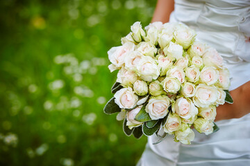 bride holding bouquet of flowers