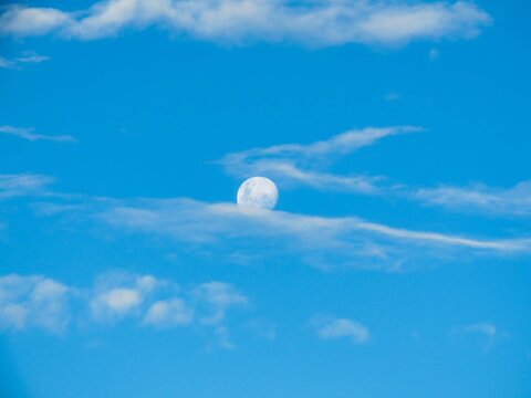 Lua crescente junto as nuvens, ao entardecer! 