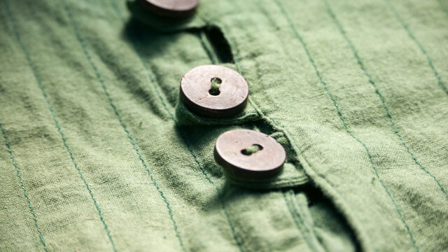 Botones de madera en cuello de camisa de lino verde