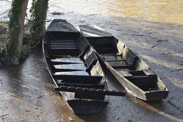 Bateaux sur rivière en crue