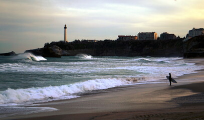 Surfeur à l'aube Biarritz France