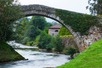 Fototapeta na wymiar Puente romano (Puente Mayor), Río Miera, Liérganes, Comarca Trasmiera, Cantabria, España
