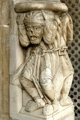 Statues d’atlantes enchaînés sur la colonne centrale du portail de la cathédrale Sainte-Marie à Oloron-Sainte-Marie