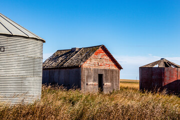 Obraz premium Rustic farm buildings. Starland County, Alberta, Canada