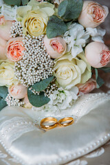 wedding cake with roses