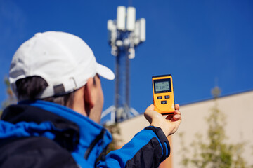 Electromagnetic radiation measuring under mobile network tower