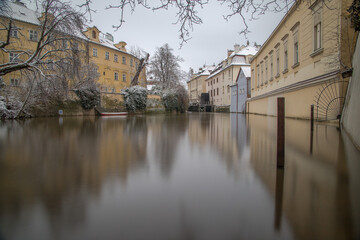 Fototapeta na wymiar reflection on the canal in prague - čertovka