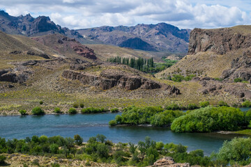 Obraz premium Hermosos paisaje con montañas, lago, arboles y un cielo con nubes vistosas