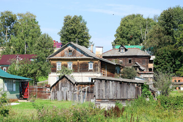 Fototapeta na wymiar old houses in the small cosy russian town Myshkin on Volga river
