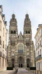 Fototapeta na wymiar Tours, beautiful french city, the gothic cathedral 