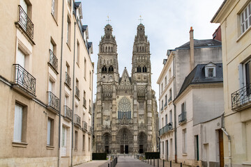 Fototapeta na wymiar Tours, beautiful french city, the gothic cathedral 