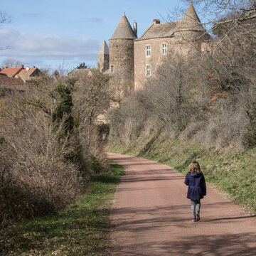 Le ch&acirc;teau de Brancion est un ancien ch&acirc;teau fort, du 13i&egrave;me si&egrave;cle, dont les vestiges se dressent sur la commune de Martailly-l&egrave;s-Brancion dans le d&eacute;partement de Sa&ocirc;ne-et-Loire, en r&eacute;gion Bourgogne.