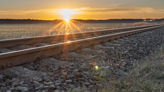 Sonnenuntergang am Gleisbett im Zeitraffer Sonnenstern