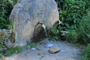 Fuente de agua potable corriendo lentamente