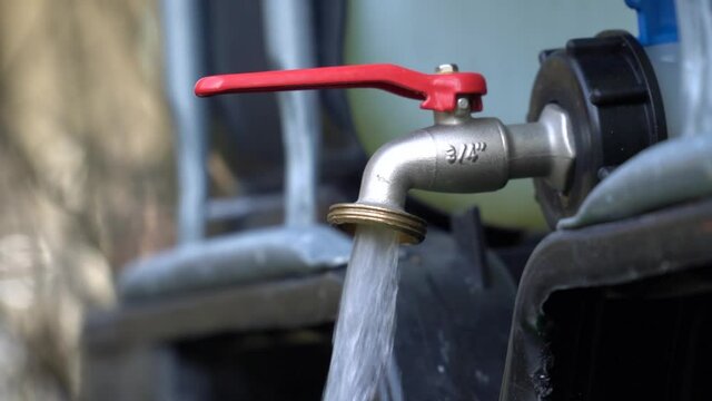 Wasser l&auml;uft aus Wasserhahn