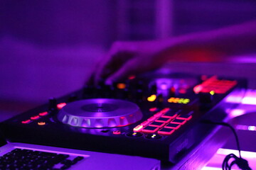 Obraz premium dj con mezcladora, fiesta, discoteca