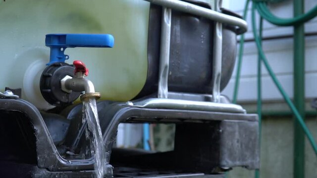 Wasser l&auml;uft aus Wasserhahn