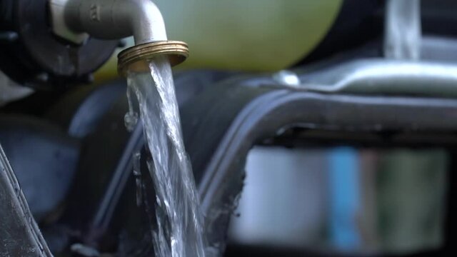 Wasser l&auml;uft aus Wasserhahn