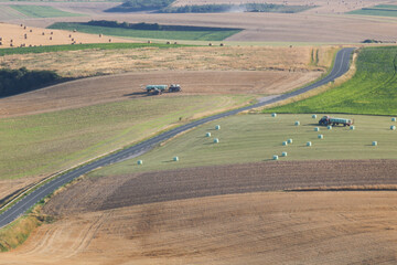 paysages de champs cultivés pendant la période des moissons en été