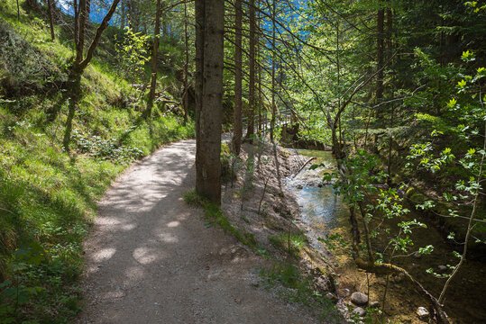 hiking route Laintal valley from Mittenwald to Lautersee, bavarian landscape