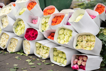 des bouquets de roses à la Plaza de Mercado de Paloquemao, Bogota, Colombie