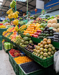 belle présentation des fruits à la Plaza de Mercado de Paloquemao, Bogota, Colombie