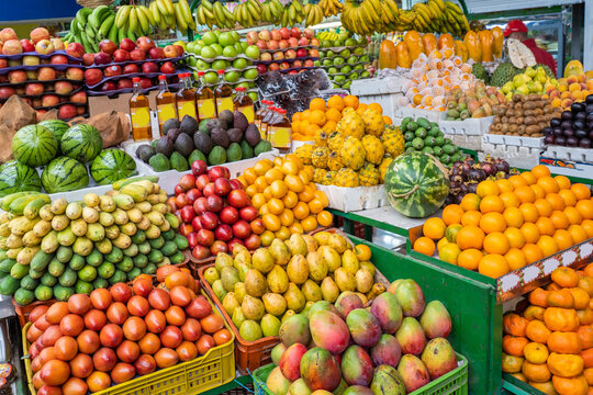 belle pr&eacute;sentation des fruits &agrave; la Plaza de Mercado de Paloquemao, Bogota, Colombie