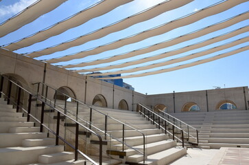 Sonnenschutz über der Freiluftbühne von Qasr Al Hosn