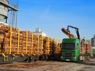 Holzverladung von der Bahn auf den LKW